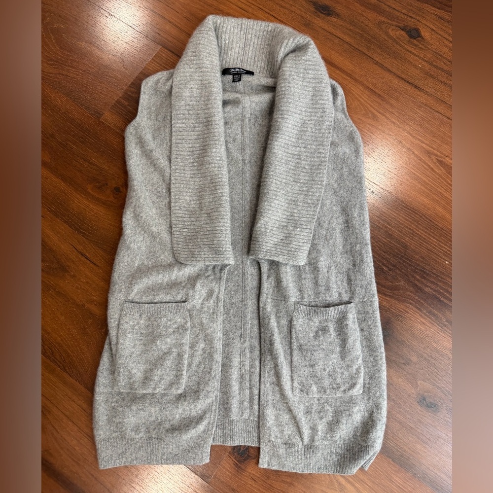 Saks Fifth Avenue Womens 100% cashmere Light Grey sweater vest Size XS